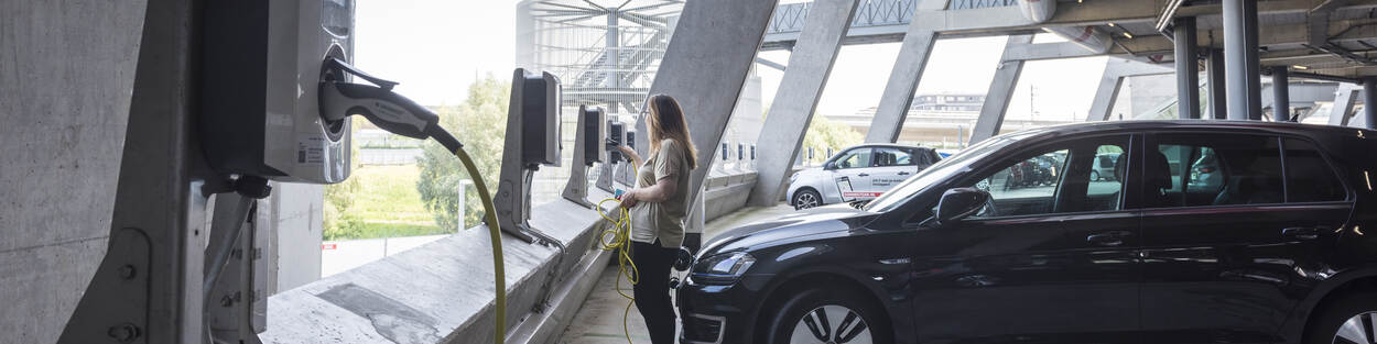 Laadpalen in de parkeergarage van de Johan Cruijff Arena