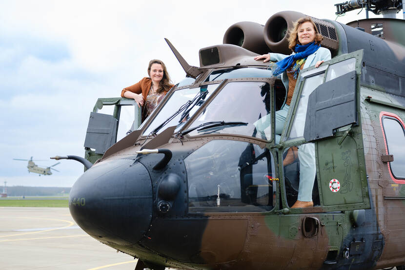 Fleur en Tülay in een helikopter