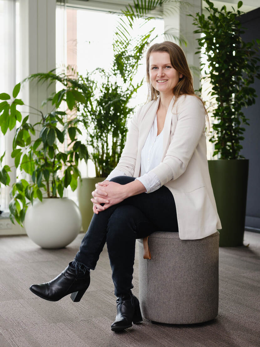 Sanne in het gebouw van de Belastingdienst