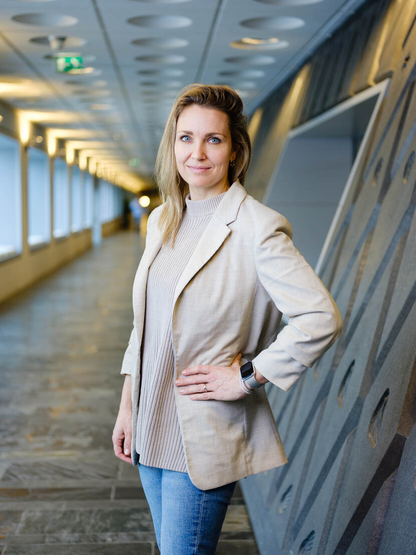 Ramona in het gebouw van de Belastingdienst