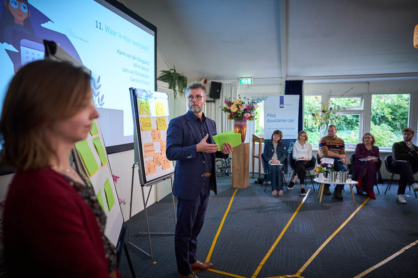 Het team presenteert de plannen voor de jury