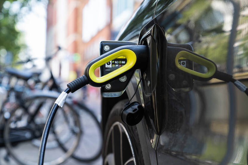 Elektrische auto wordt opgeladen