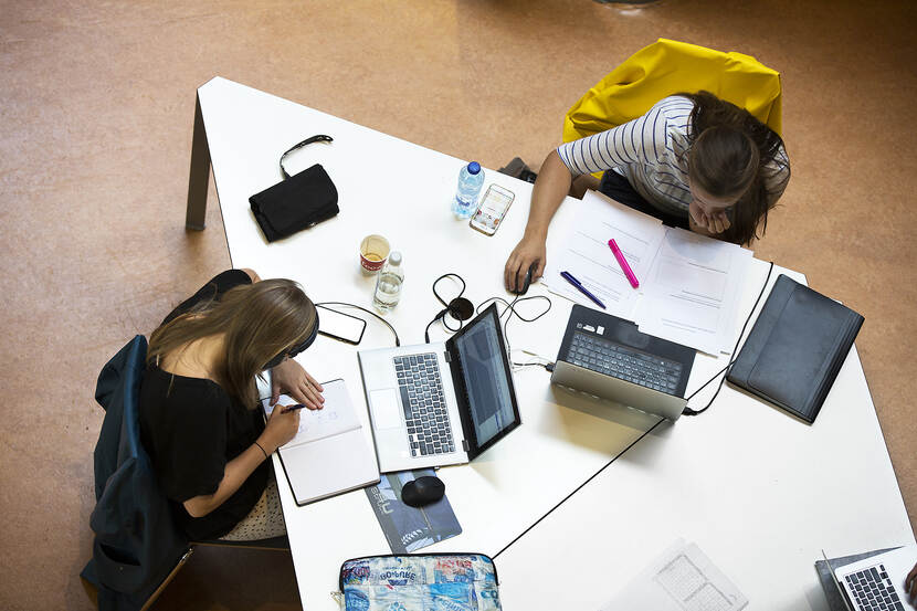 Studenten in de bibliotheek van TU Delft