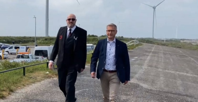 Categoriemanager René Lissenburg (links) en beveiliger Sam Bos (rechts) aan de voet van de Oosterscheldekering vertellen over de duurzame doelen in het categorieplan beveiliging en bhv.