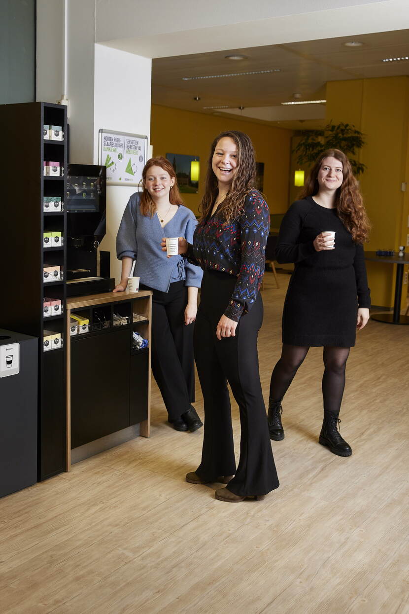 Groepsfoto van Loes Mik (DJI), Eva Loopik (Bax & Company) en Irma Ernes (gemeente Venlo) van het Nationaal Energietraineeship.