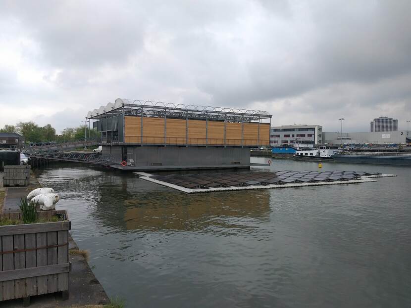 overzichtsfoto van de floating farm, gezien vanaf de kade