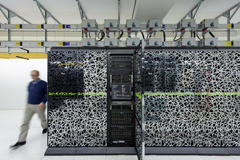 Een medewerker bij de Bull supercomputer van het KNMI in De Bilt. Krachtige computer voor het draaien van weer- en klimaatmodellen, beschikt over een werkgeheugen van 9 terabyte en heeft een maximale verwerkingssnelheid van 50 teraflop. Het is een van de krachtigste en snelste supercomputers van Nederland.