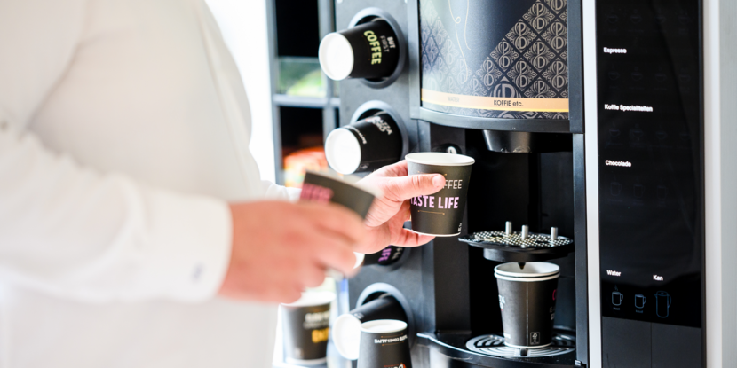 illustratieve foto van een koffieapparaat in een overheidsgebouw