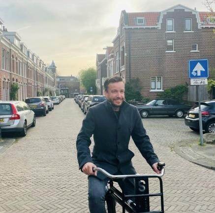 Foto Hairo op een fiets