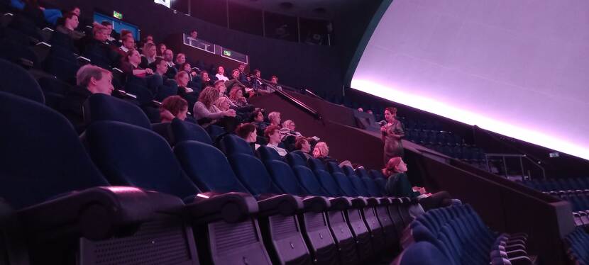 Het publiek geniet van de film Beyond Zero in het Omniversum in Den Haag