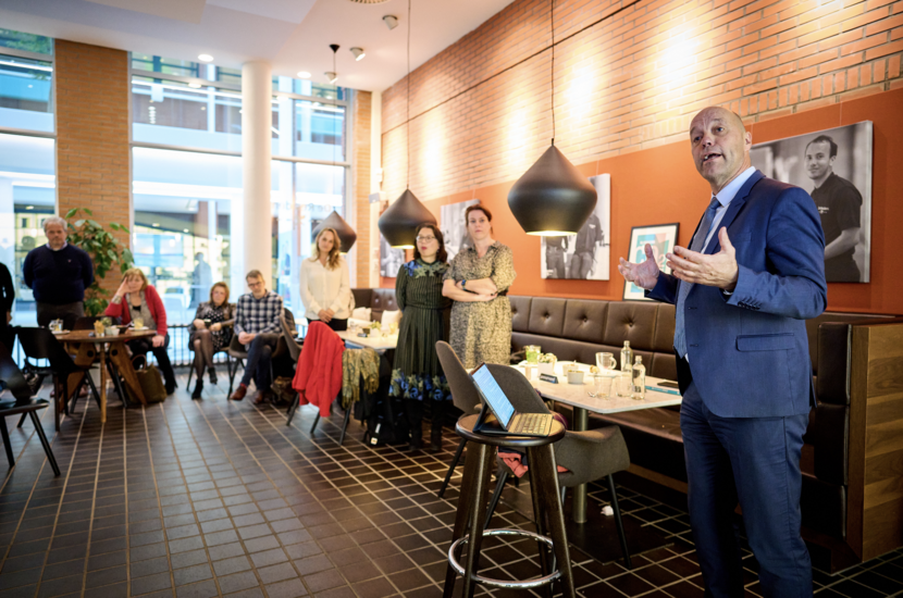 Joop Groen spreekt de zaal toe