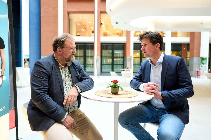 Jeroen Been (l) en Mark de Boer met elkaar in gesprek