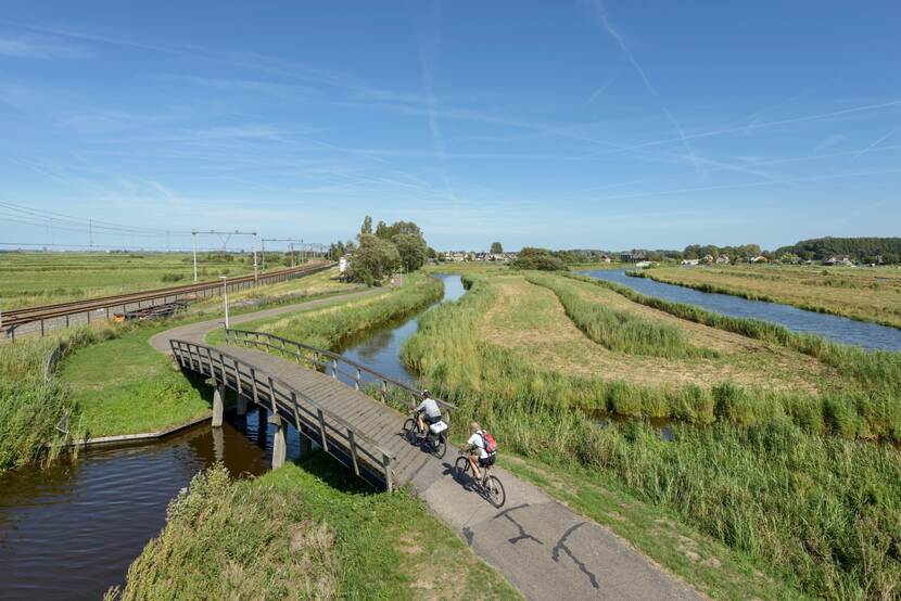 Landschap met twee fietsers