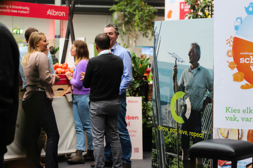 Circulaire beurs - overzichtsfoto van bezoekers die bij stands langsgaan waar duurzame initiatieven gepresenteerd worden