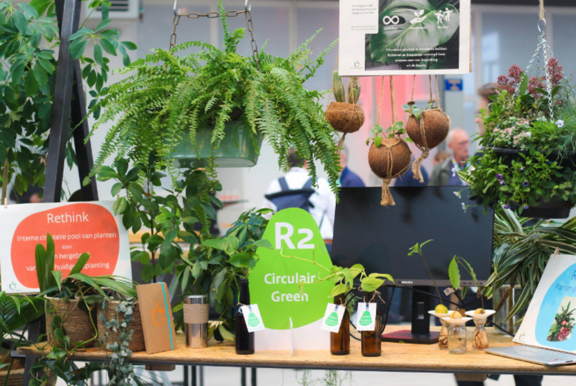 Circulaire beurs - foto van een stand met plantjes en het bord R2 - circulair green