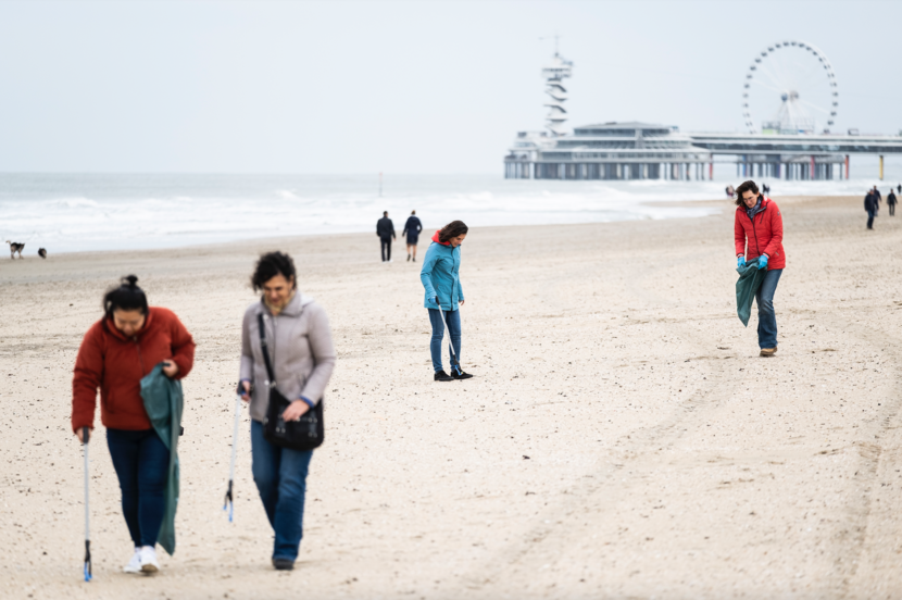 Strandjutten - deelnemers aan de workshop zoeken zwerfafval op het strand van Scheveningen