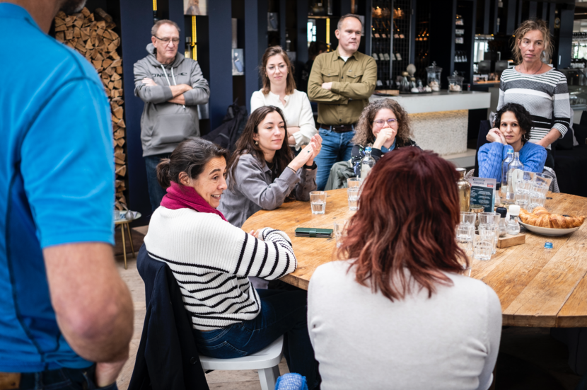 Strandjutten - pSG SZW Krista Kuipers in gesprek met deelnemers aan de workshops strandjutten in Scheveningen