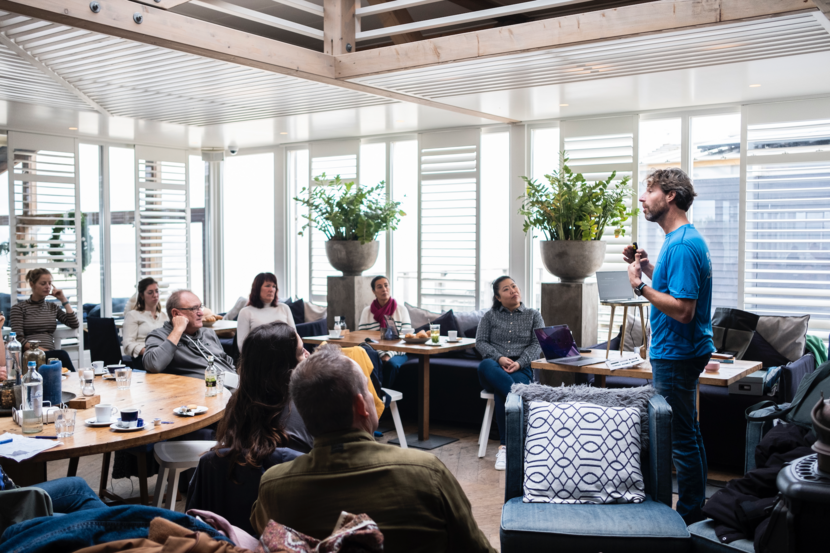 Strandjutten - plastic soup surfer Merijn Tinga geeft een workshop zwerfafval aan de deelnemers aan deze activiteit