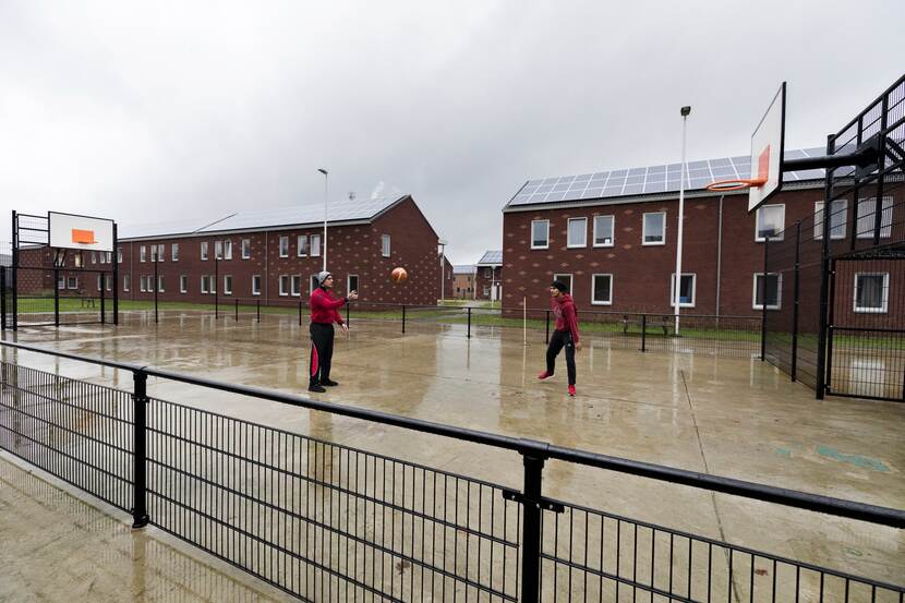 Twee jongens op een voetbalveld