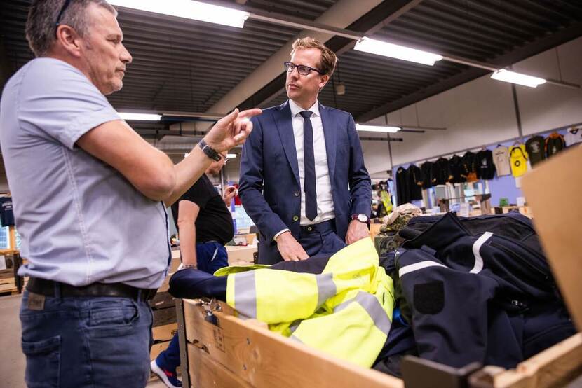 De staatssecretaris krijgt een toelichting in een Biga-fabriek