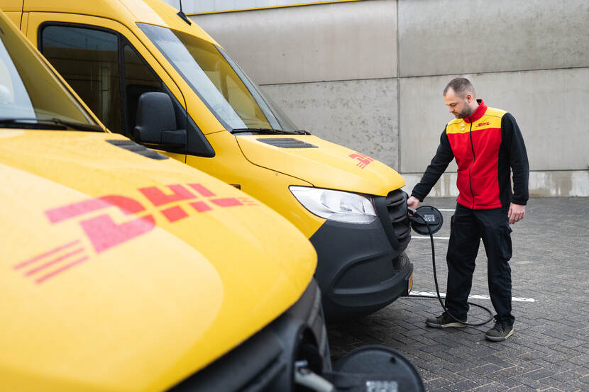 Een chauffeur bij een elektrisch DHL busje