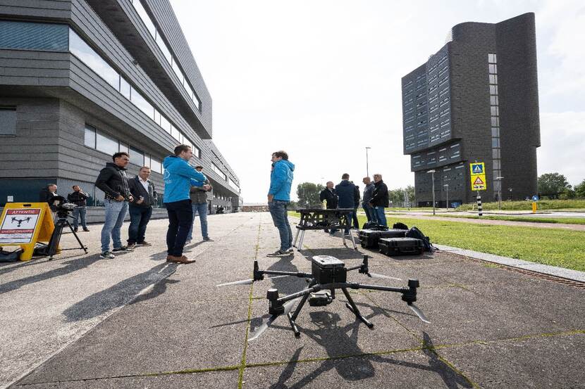 Afbeelding van drones en dronepiloot