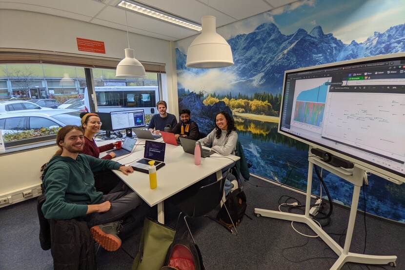 De leden van de Labratten aan het werk op de Universiteit