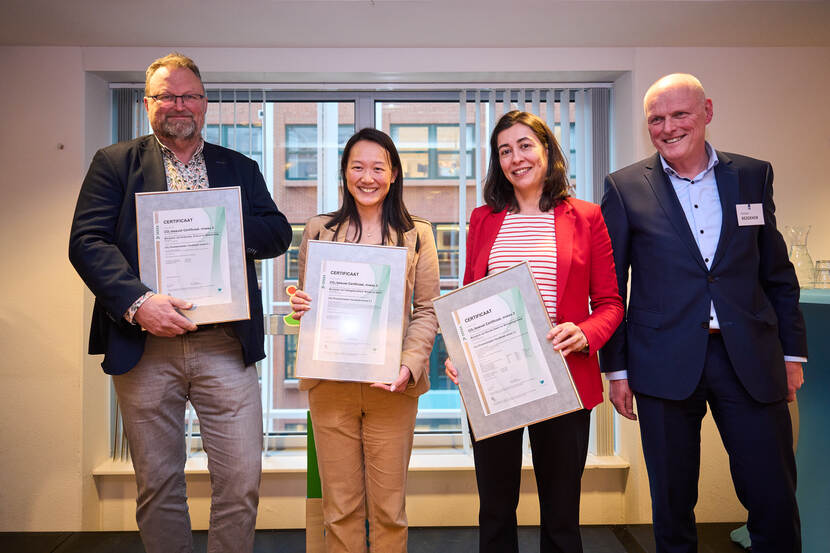 Jeroen Been, Hui-ling Tigchelaar, Krista Kuipers, en Nic Hendriks poseren met hun certificaten