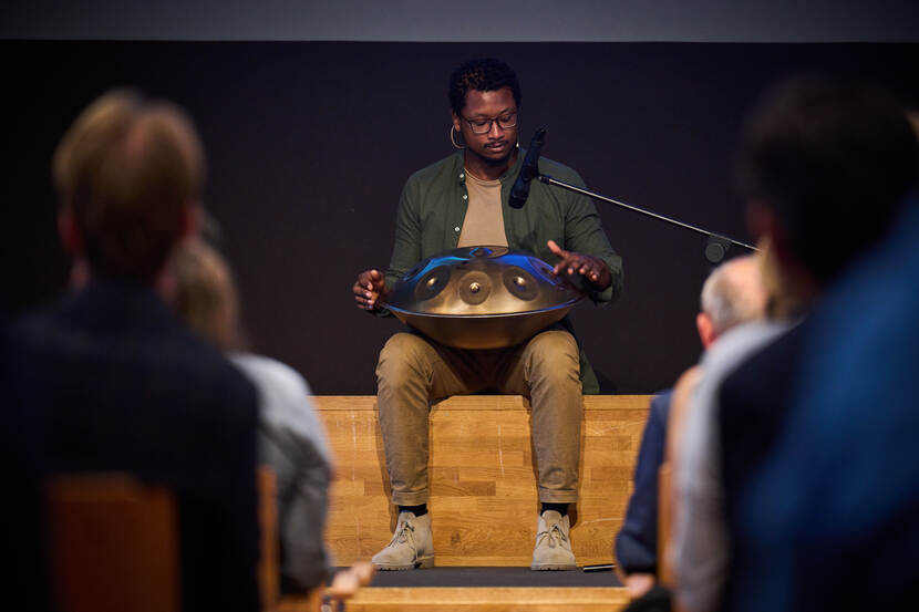 Romano tijdens zijn presentatie