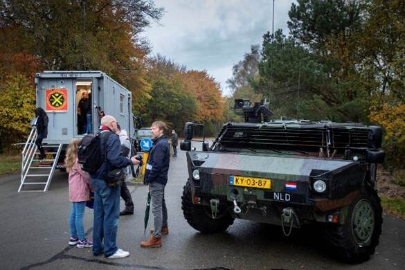 Foto van bezoekers bij een duurzaam defensievoertuig op de open dag in 2021.