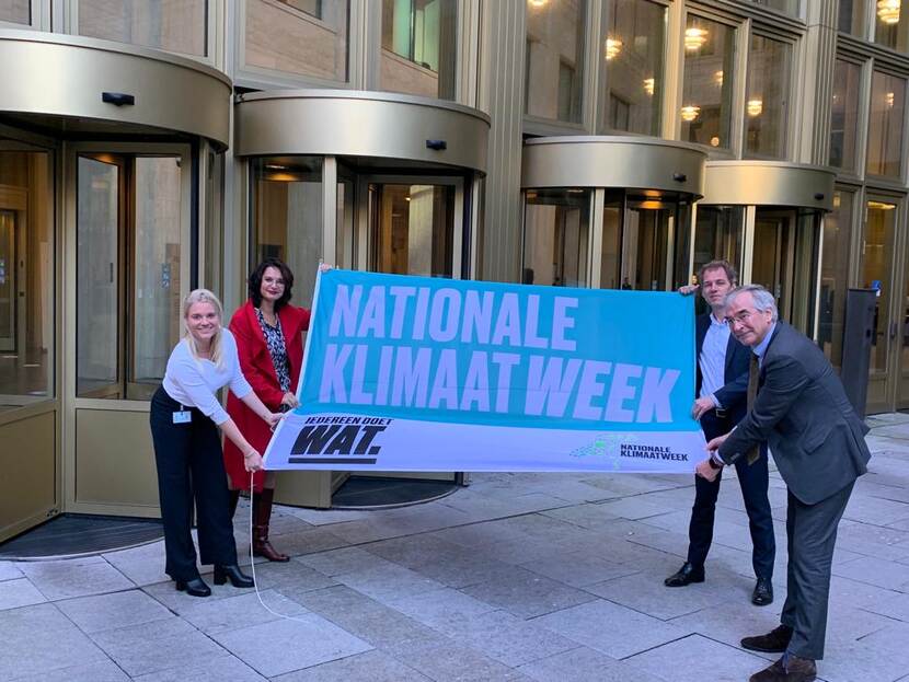 Bij Justitie & Veiligheid werd de vlag van de Nationale Klimaatweek gehesen door bestuurders Ric de Rooij en Emine Özyenici.