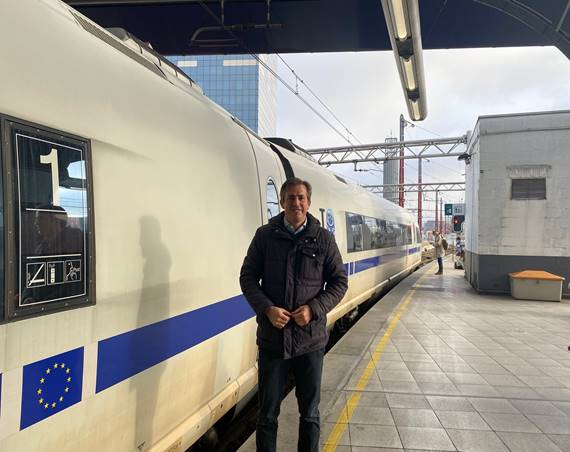 Jochen Geraedts staat op het perron naast een trein