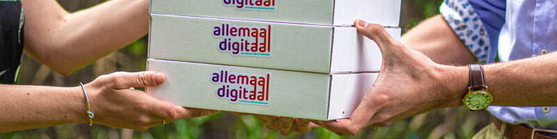 Dozen met laptops van Allemaal Digitaal