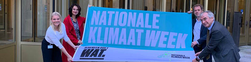 Bij Justitie & Veiligheid werd de vlag van de Nationale Klimaatweek gehesen door bestuurders Ric de Rooij en Emine Özyenici.