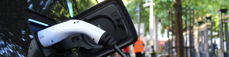 Oplaadkabel aangesloten op een elektrische auto.