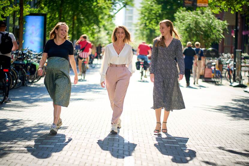 De drie dames in het centrum van Den Haag in de zon