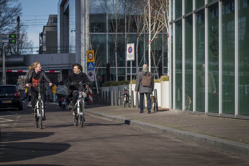 Twee personen op de fiets