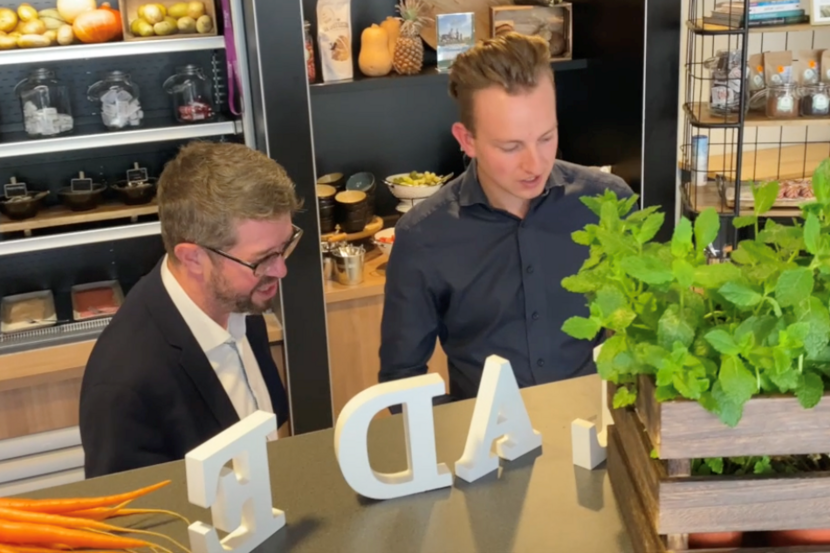 De twee hoofdpersonen bekijken het buffet