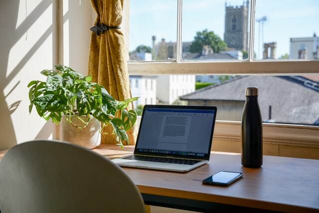 Een bureau met laptop in een thuisomgeving