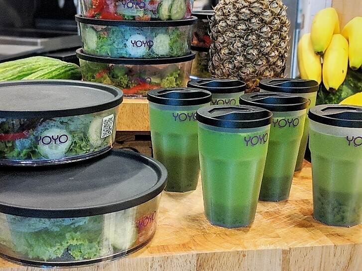 Foto van saladebowls en smoothiebekers van Yoyo.Boost.Reuse, die zijn gemaakt van gerecycled plastic.