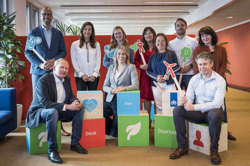 De teamleden van Denk Doe Duurzaam met de attributen die ontwikkeld zijn voor dit programma. Van links naar rechts op de foto staan: Ivo Bonajo, Coen Schreiner, Birgül Özmen, Robin Hamers, Marije Geluk, Marjon Perlot, Monique Hooghiemstra, Duco de Vries, Joos Hellegers en Mandy de Visser.